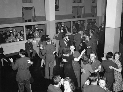 Танцевальный зал клуба военнослужащих, Луисвилль, штат Кентукки, США, 1942 год. Из каталога фотостудии «Кофилд и Шук» (Caufield & Shook), архив Луисвилльского университета.
