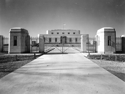 Здание хранилища золотых запасов США, Форт Нокс, штат Кентукки, США, 1937 год. Из каталога фотостудии «Кофилд и Шук» (Caufield & Shook), архив Луисвилльского университета.