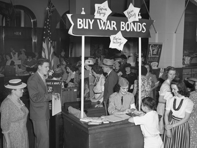 Жители Луисвилля, покупающие военные почтовые марки в магазине «Стюарт Драй Гудз» (Stewart Dry Goods), Луисвилль, штат Кентукки, США, 1942 год. Из каталога фотостудии «Кофилд и Шук» (Caufield & Shook), архив Луисвилльского университета.