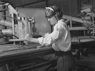 Женщина-сварщик в цехе компании «Рейнолдс металс» (Reynolds Metals), Луисвилль, штат Кентукки, США, 1943 год. Из каталога фотостудии «Кофилд и Шук» (Caufield & Shook), архив Луисвилльского университета.