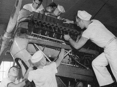 Студенты V-12 Луисвилльского университета работают над созданием самолета, около 1943 г. Фото взято с фотовыставки Колледжа гуманитарных и естественных наук, посвященной программе военной подготовки офицеров, архив Луисвилльского университета.