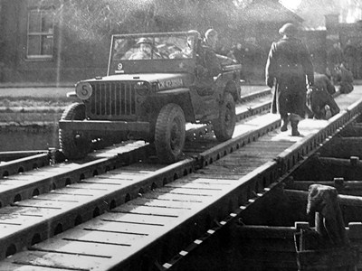 Армейский  джип на понтонном мосту. 1943 год. Оксфорд. Оксфордширский Исторический Центр.