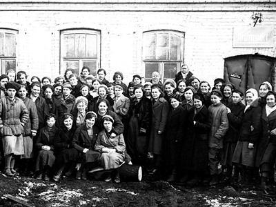 Girls Volunteers from the Leninsky District Communist Party Committee before being sent to the Army in March 1942, the city of Molotov in front of the Permodezhda factory building in 59 Kommunisticheskaya St. (names not identified). Reproduction, Perm City Archive