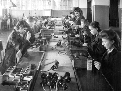 Рабочие во время работы на конвейере Молотовского телефонного завода. 1940-е. ГАПК. Фф. Оп.39п. Д.71