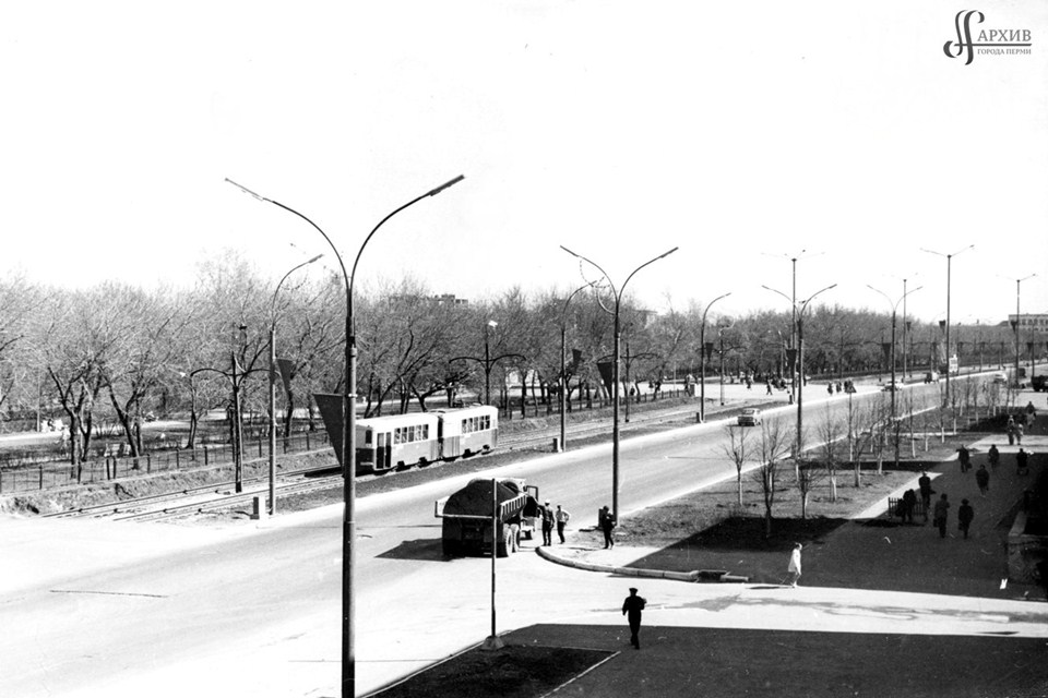 Teil der Karl-Marx-Straße (jetzt Sibirskaja-Straße) zwischen Schwetsov- und Timirjasew-Straße. 9. Mai 1967. Stadtarchiv Perm. Bestand 1410. Verzeichnis 2. Akte 298. Seite 1.