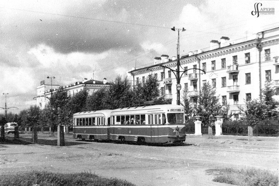Straßenbahn auf der Lenin-Straße nahe der Haltestelle „Plechanov“. [1964] Stadtarchiv Perm. Bestand 1410. Verzeichnis 2. Akte 985. Seite 1.