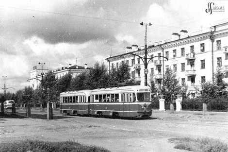 Straßenbahn auf der Lenin-Straße nahe der Haltestelle „Plechanov“. [1964] Stadtarchiv Perm. Bestand 1410. Verzeichnis 2. Akte 985. Seite 1.