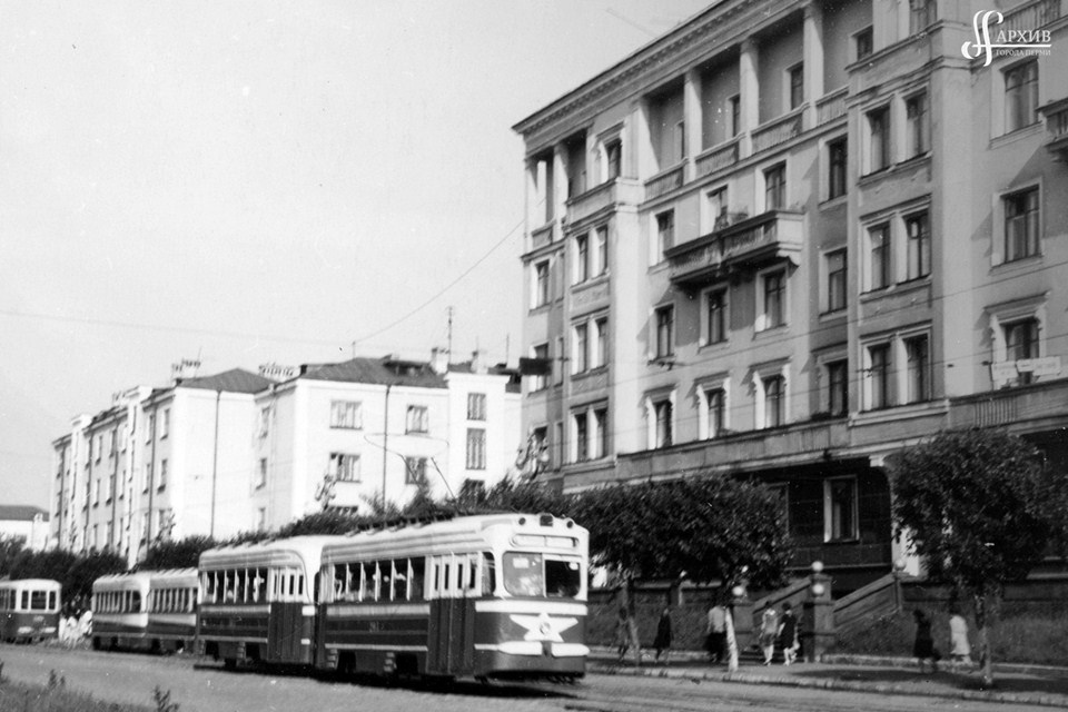 Straßenbahnen auf der Lenin-Straße, Höhe Hausnummer 182 (jetzt Lenin-Straße, 94), 24. Juni 1968. Stadtarchiv Perm. Bestand 1410. Verzeichnis 2. Akte 963. Seite 1.