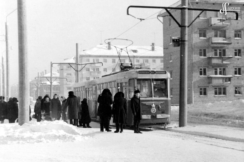Straßenbahn auf der Kommunistitscheskaja-Straße (heute Petropawlowskaja), Höhe Haltestelle „Chochrjakowa“. 1970. Stadtarchiv Perm. Bestand 1410. Verzeichnis 2. Akte 395. Seite 1.