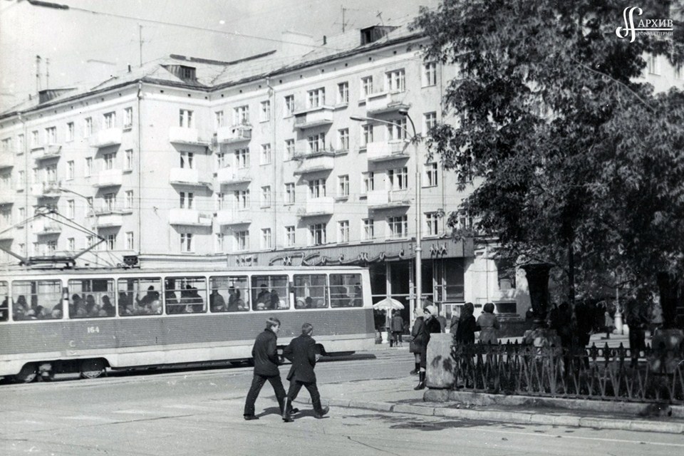 Straßenbahn auf dem Komsomolski- Prospekt und der Lenin-Straße. 13. September 1973. Stadtarchiv Perm. Bestand 1410. Verzeichnis 2. Akte 644. Seite 1.