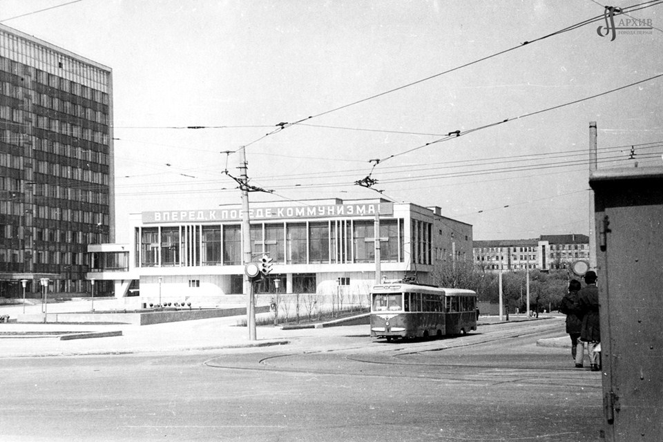 Kreuzung der Kuibyschew- und Lenin- Straße. Ansicht mit Straßenbahn. 9. Mai 1974. Stadtarchiv Perm. Bestand 1410. Verzeichnis 2. Akte 826. Seite 1.