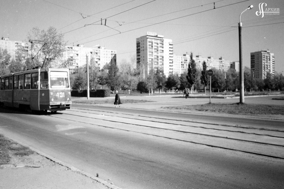 Вид трамвайных путей в районе Эспланады в городе Перми. 15 сентября 1997 года. АГП. Ф.1426. Оп.4. Д.1. Л.18. 