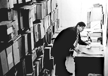 Л.С. Кашихин в архивохранилище. 1970-е. Из архива автора