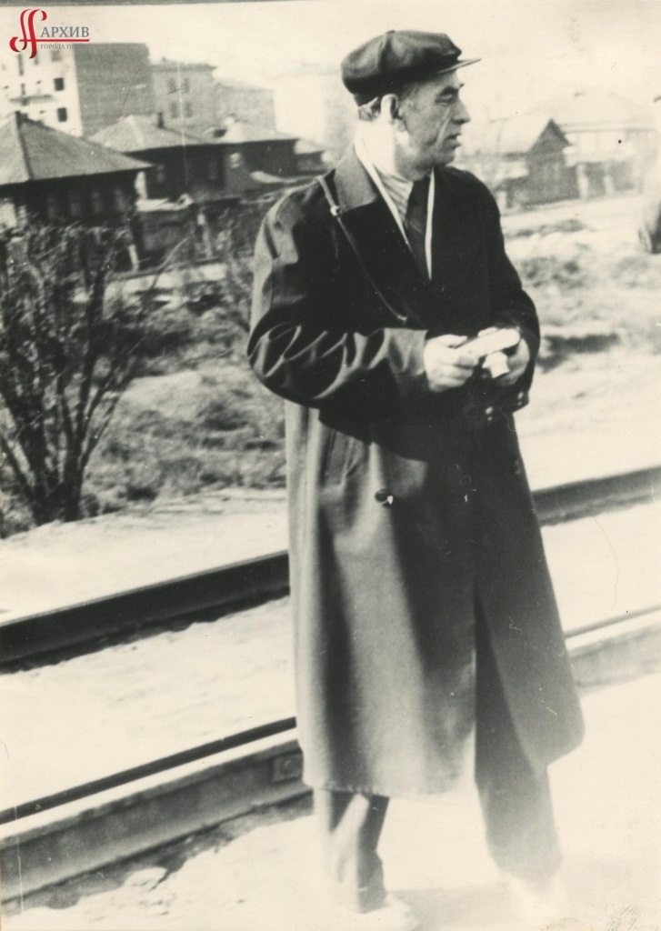 Валерий Владимирович Реймерс с фотоаппаратом на ул. Коммунистической между ул. Толмачёва и Хохрякова. 1965.