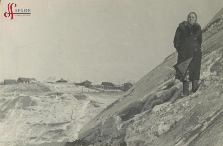 Елена Даниловна Реймерс (жена В.В. Реймерса) на склоне Северной дамбы. Идёт строительство (1-ая насыпь). 18-25 марта 1956.