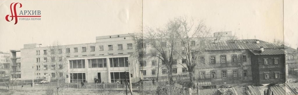 Главный корпус Медсанчасти № 5 завода им. Ф.Э. Дзержинского по ул. Большевистской, 224. 8 мая 1974.