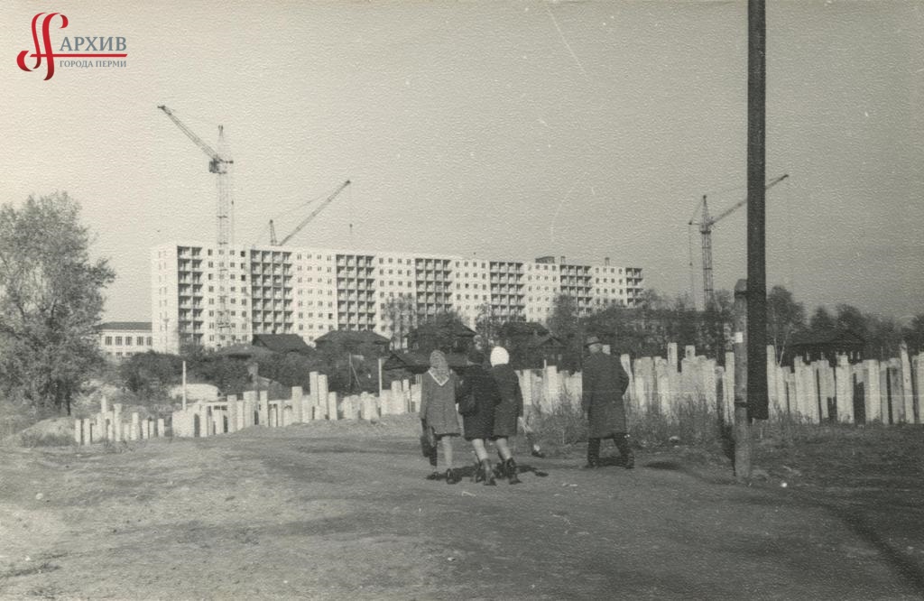 Площадка под строительство здания академического театра драмы. 9-11 мая 1970.