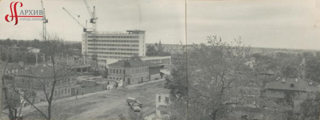 Строительство (1-й этаж и сваи) здания треста Оргтехстой на ул. Ленина, 64. Август 1969.