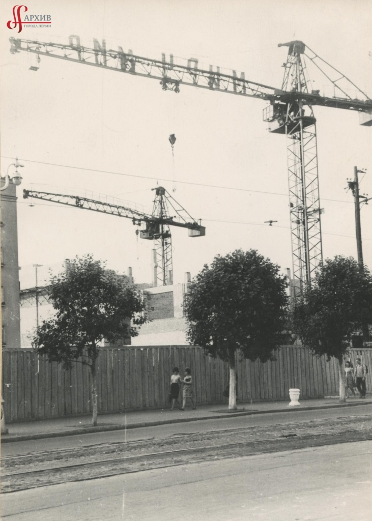 Строительство здания Центрального универмага. 22 июня 1963.
