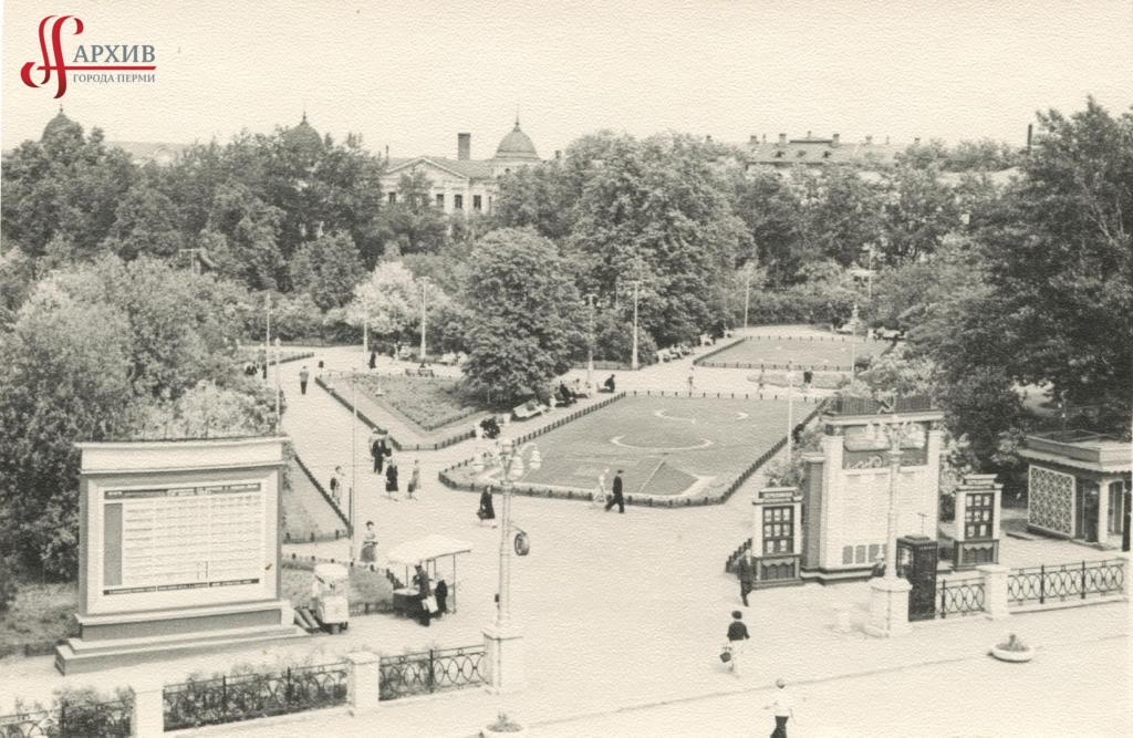 Комсомольский сквер перед театром оперы и балета. 1961-1962.
