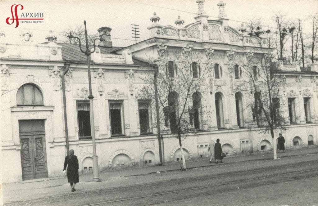 Городская детская больница по ул. Ленина, 13а (дом С.М. Грибушина). 23-34 апреля 1955.