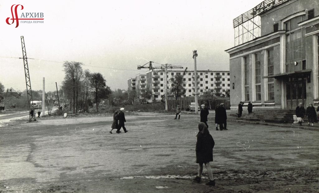 Ул. Революции. На переднем плане здание автовокзала под № 68. На заднем плане строятся 5-этажные дома. 3 октября 1965.