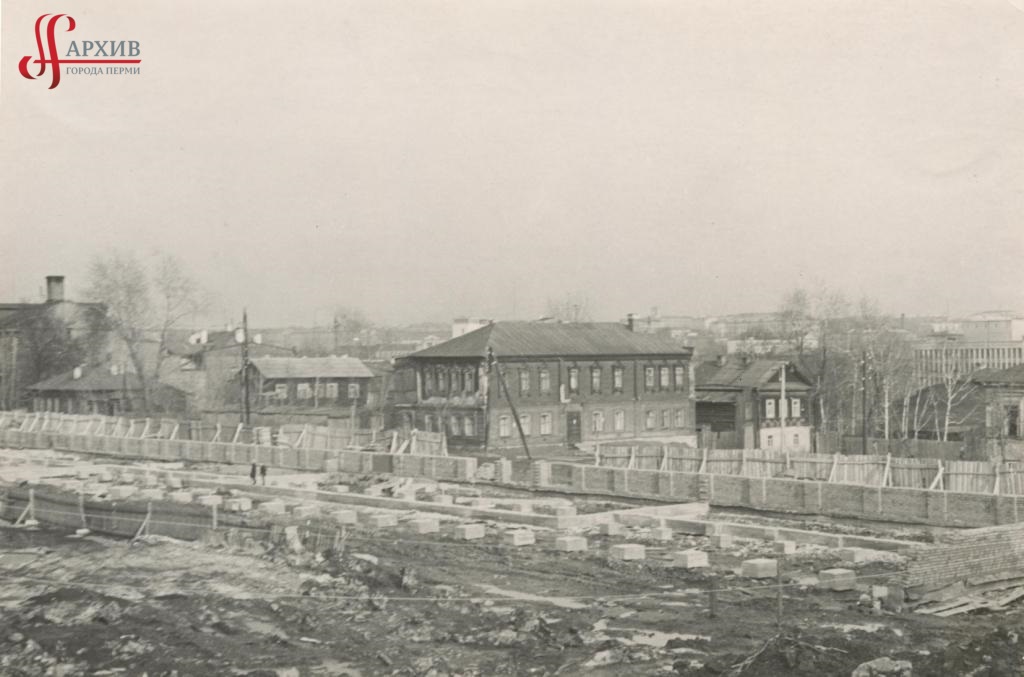 Строительство новой трибуны на стадионе «Энергия» по ул. Советская, 100. 18 апреля 1969.