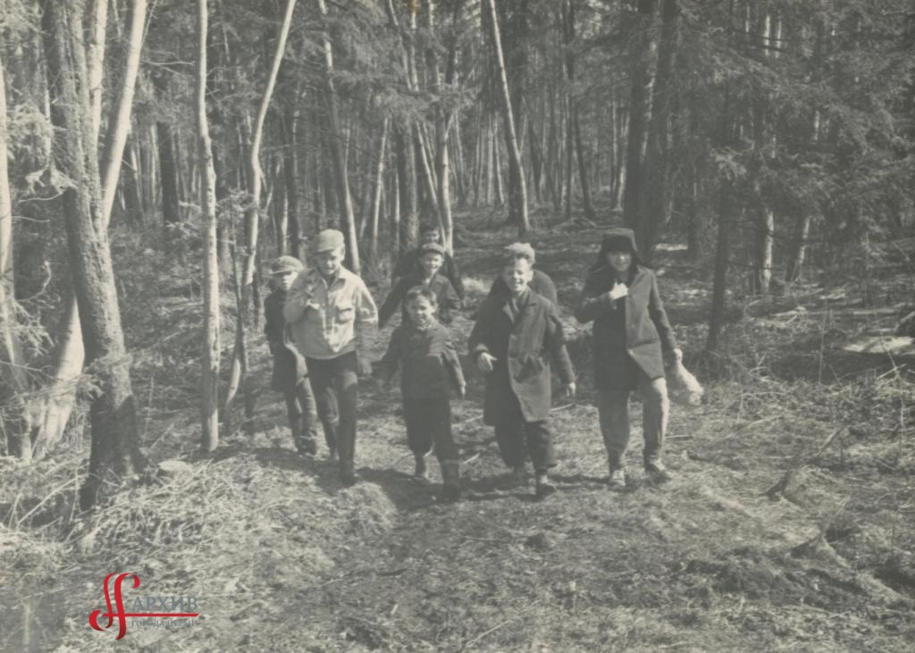 Ребята бегут по аллеям Балатовского парка. 9 апреля 1967.