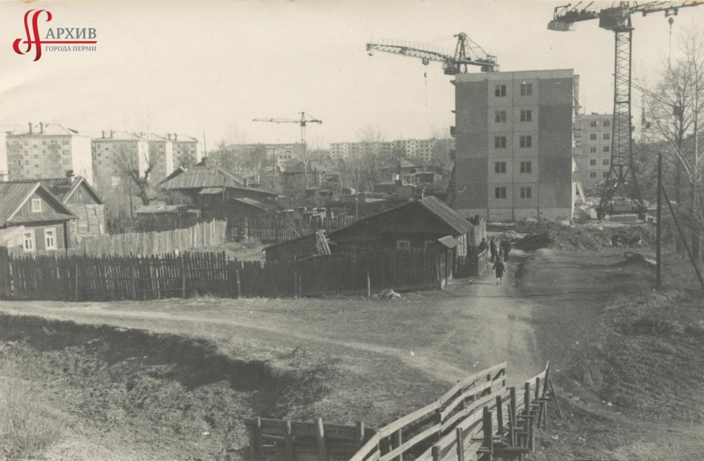 Строительство первых 5-этажных домов по ул. Плеханова. Мостик через р. Данилиху. 21 мая 1968.