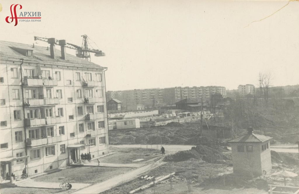 Строительство школы № 25 по ул. Межевой. 2 мая 1968.