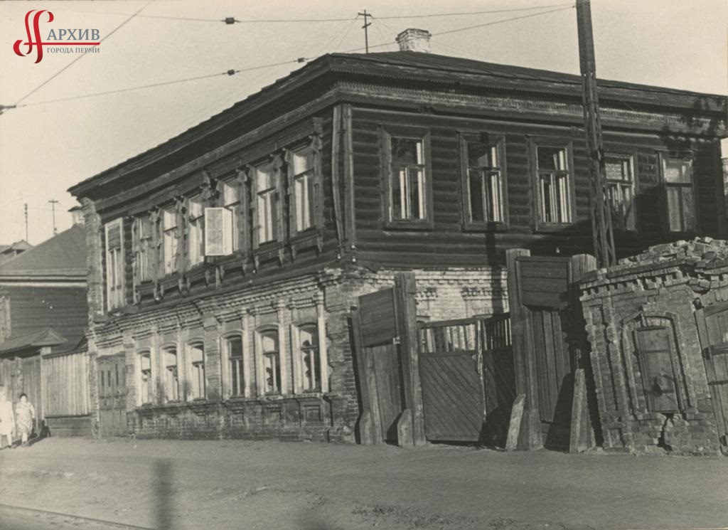 Один из домов, где жил Валерий Владимирович Реймерс по ул. Кирова, 1б. 26 октября 1963.
