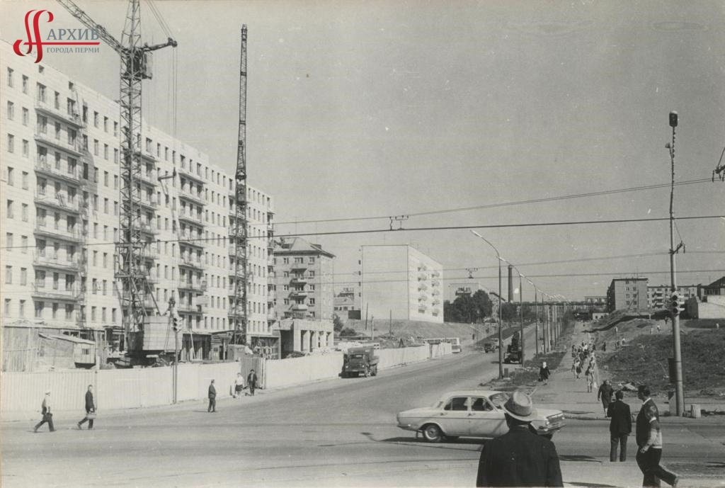 Строительство 9-этажного дома на углу ул. Крисанова, 19 и Ленина, 55. 10 июня 1974.