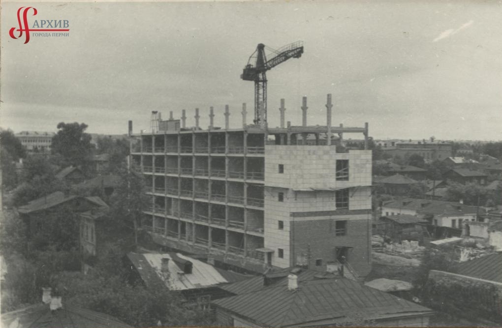 Строительство здания Дома Быта «Алмаз» по ул. Куйбышева, 37. Август 1969.