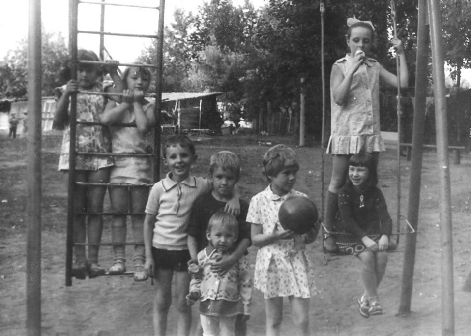 Детская площадка у дома ул. Щербакова, 26 а. 1976 год. Фото предоставлено автором воспоминаний.