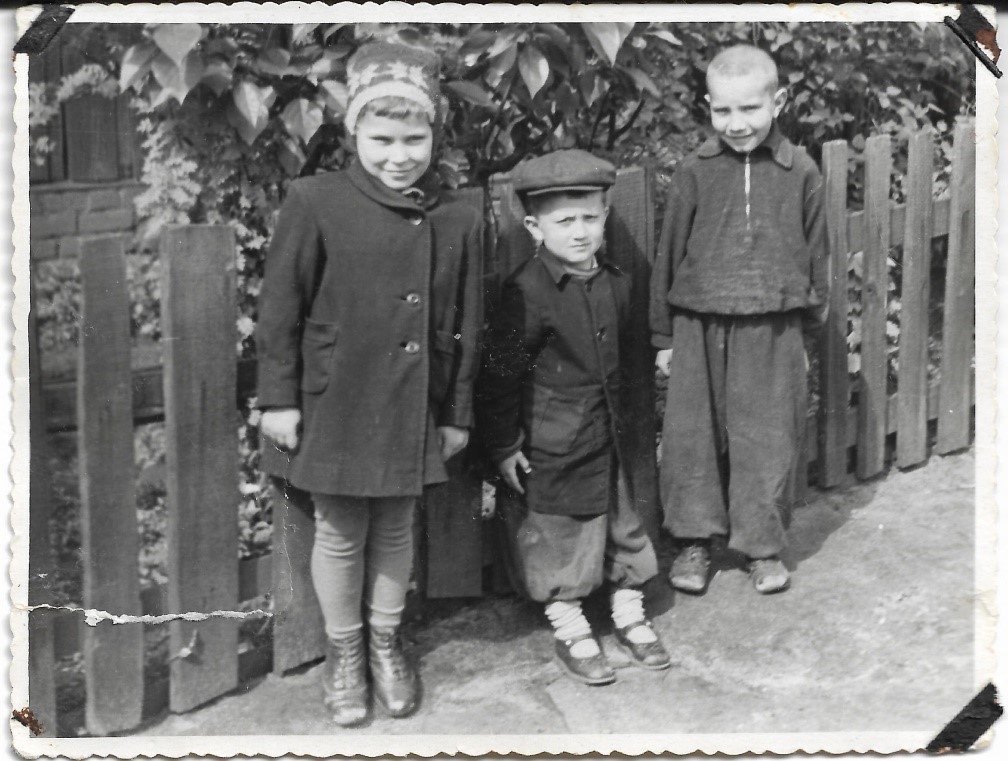 Ребята с нашего двора: Римма Мелентьева 8 лет, Сережа Катаев 4 лет,  Витя Лодочников 9 лет. 1955 год.
