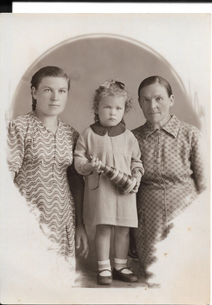 Римма Мелентьева с мамой Мелентьевой (Смирновой) Ниной Константиновной  и бабушкой Нюрой. Примерно 1950 год.