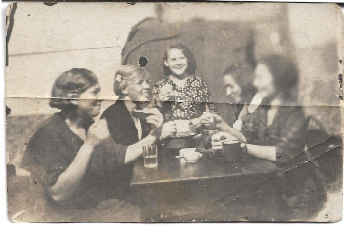 Студентки Пензенского художественного училища. Таня Сесюнина вторая слева с цветком в волосах.