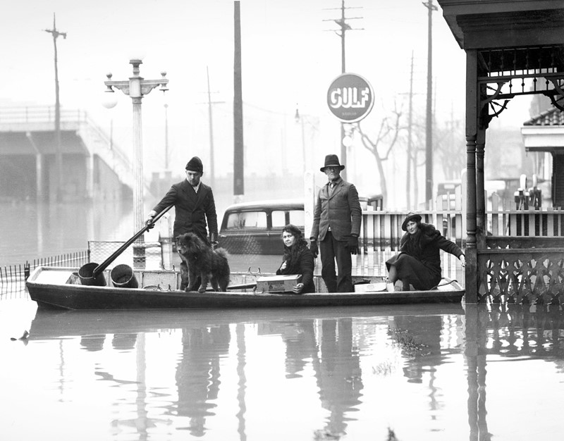Rescue by boat, Louisville, Kentucky, 1937