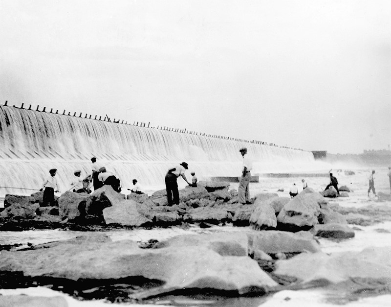 Мужчины и мальчики, ловящие рыбу у водопада Огайо, Луисвилль, Кентукки, 1930