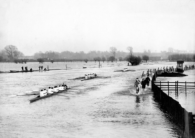 Inter-college Torpids rowing race on flooded River Thames, 1904 (Henry Taunt)