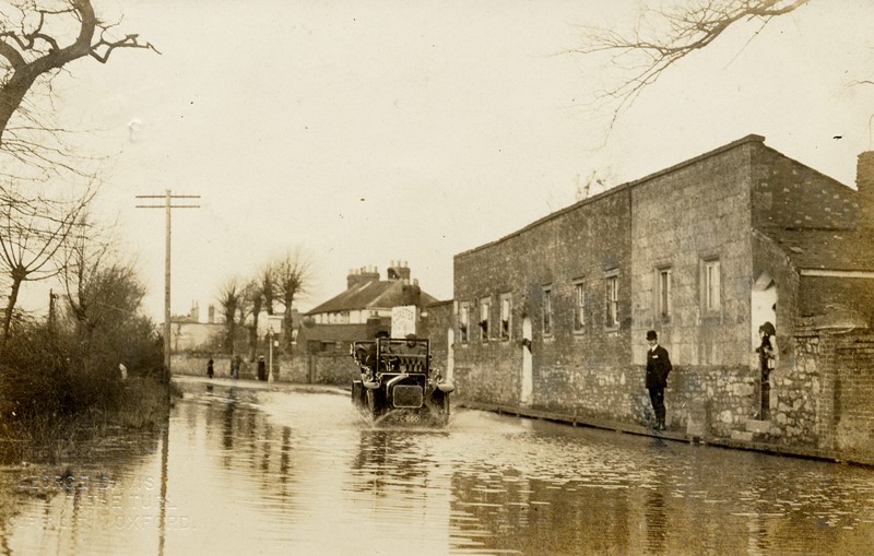 A flooded Abingdon Road in 1910