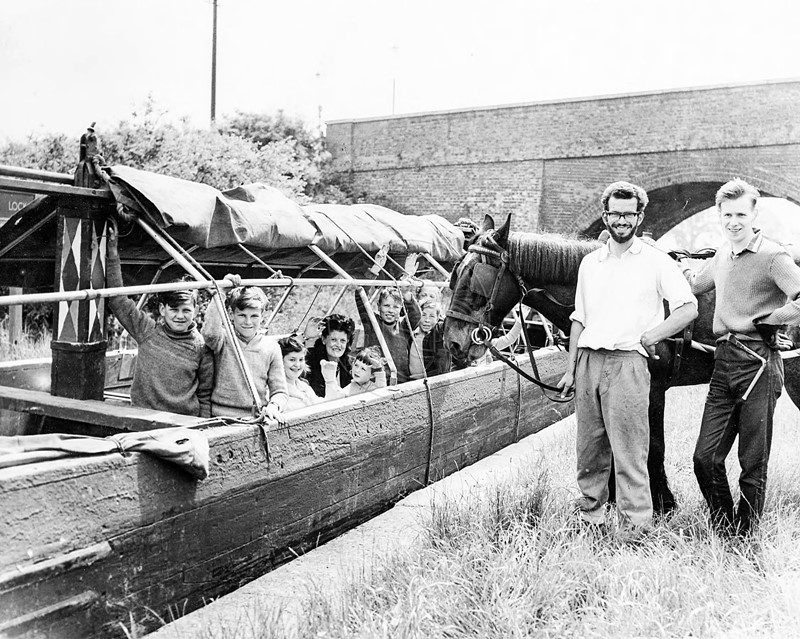 Старая рабочая узкая лодка использовалась по-новому на Оксфордском канале в качестве развлекательного и образовательного ресурса, 1965 год