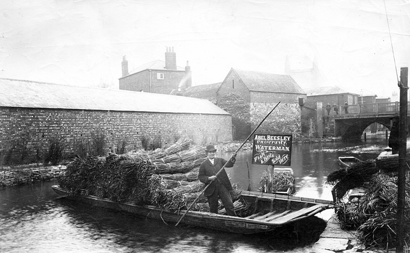 Abel Beesley, waterman, on the Castle Mill Stream, 1901 (Henry Taunt)