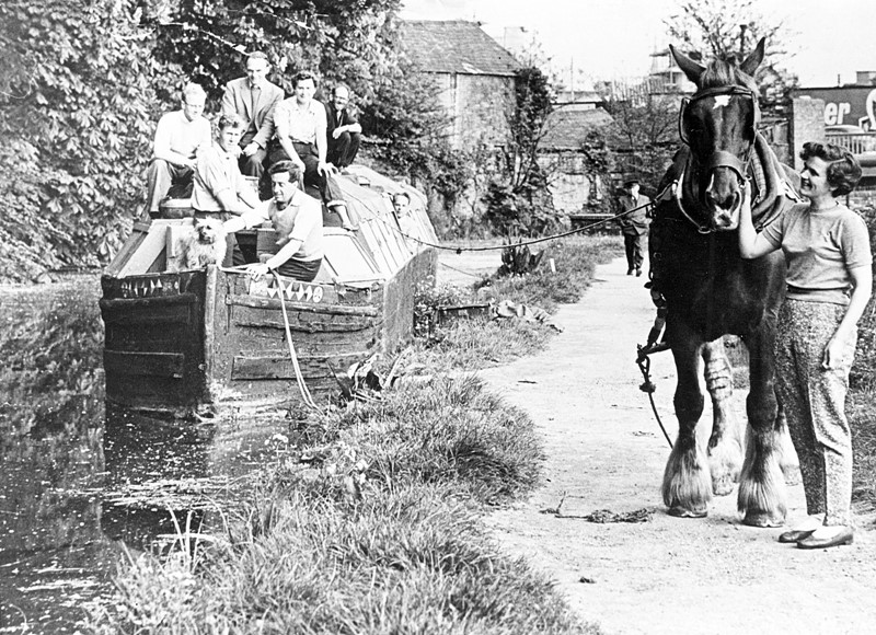 Пассажиры заменяют фрахт на Оксфордском канале, 1957 год