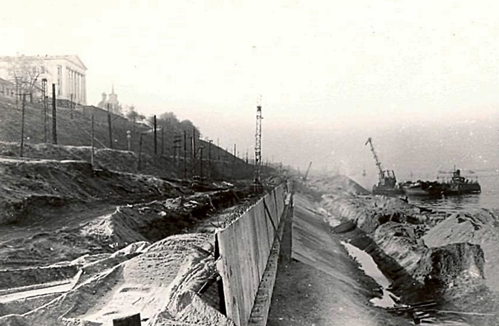 Начало возведения железобетонной стены-фасада на набережной у речного вокзала. 1961.