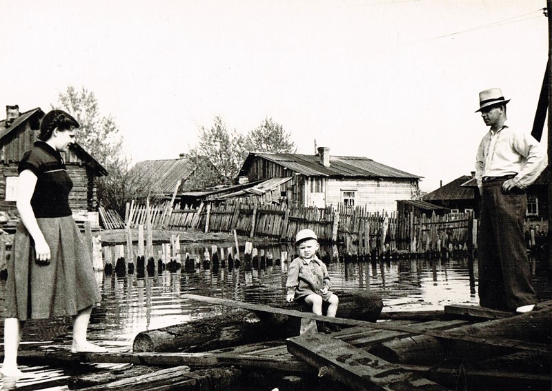 Вид улицы 2-ой Колхозной в микрорайоне Заостровка города Перми во время наводнения