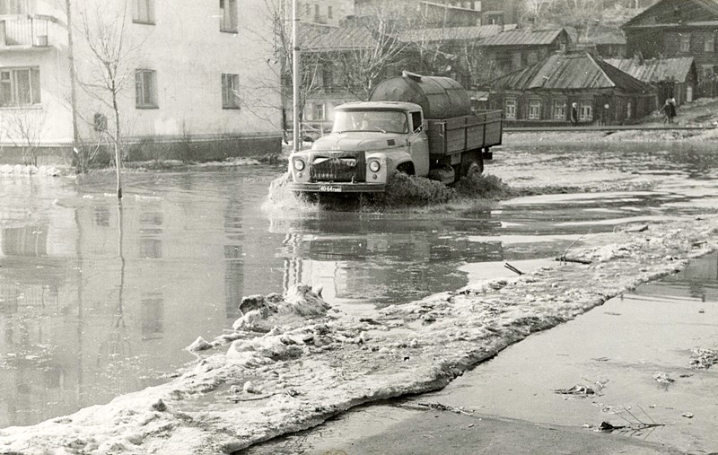 Наводнение от таяния снега на углу улиц Плеханова и Коммунистической (Петропавловской)