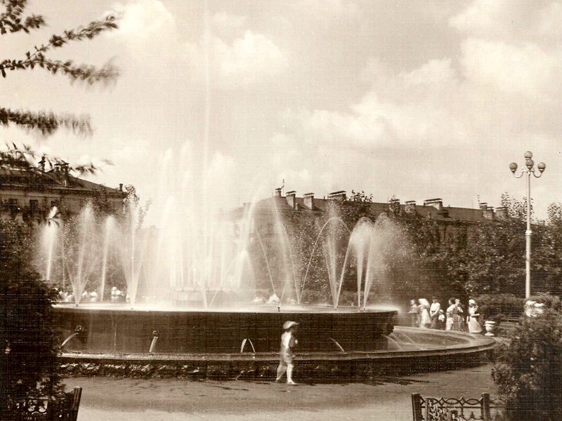 Fountain in Motovilikha (district of Perm). [the 1960s]