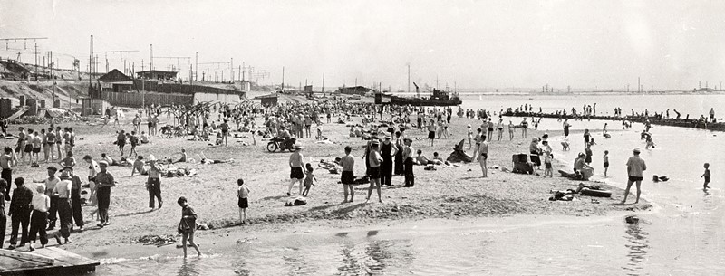 Beach in the neighbourhood of the Kama Power Plant. [the 1960s-1970s]