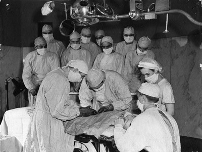 Хирургическое обследование, ок. 1943 г. Фото взято с фотовыставки колледжа гуманитарных и естественных наук, посвященной программе военной подготовки офицеров, архив Луисвилльского университета. 